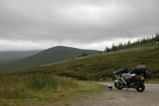 Moto et colline des Highlands