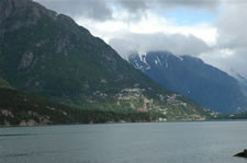 Village accroché à la montagne