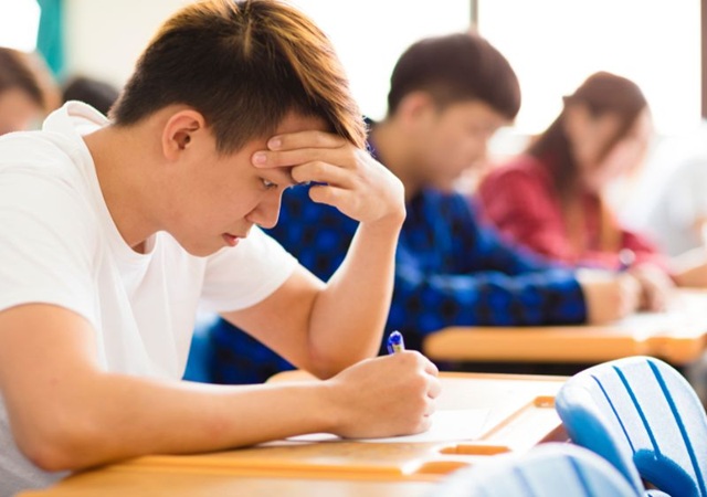 Người kinh doanh mơ thấy đi thi học sinh giỏi là điềm báo tài lộc