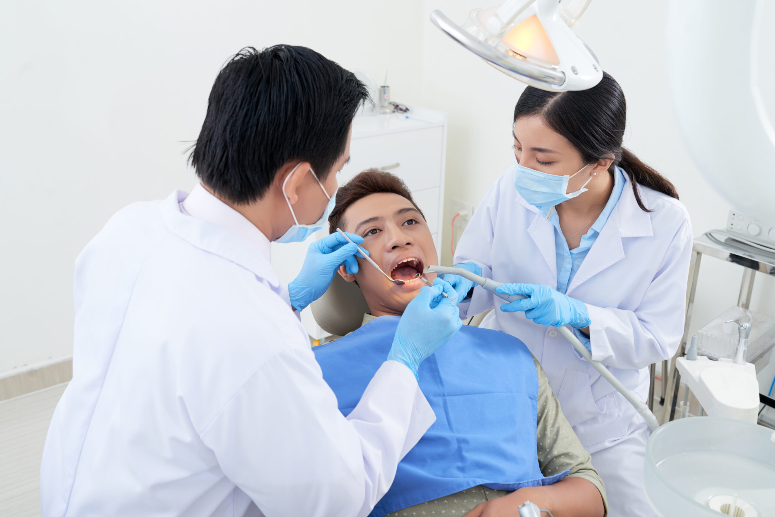 Hãy lên lịch gặp nha sĩ kiểm tra sức khỏe răng miệng của bản thân Hãy lên lịch gặp nha sĩ kiểm tra sức khỏe răng miệng của bản thân